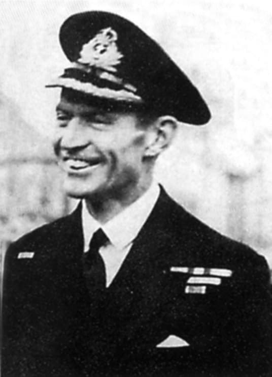 Командир авианосца «Глориас» кэптин D'Oyly-Hughes